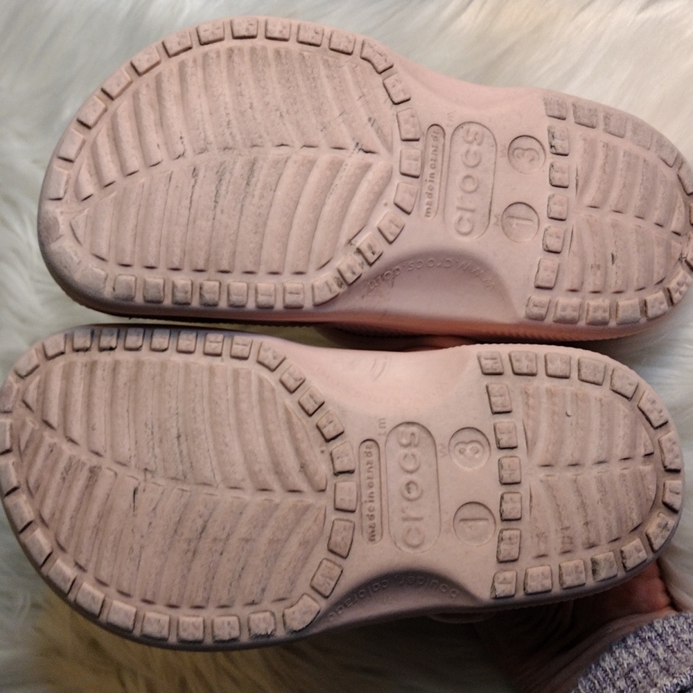 Crocs pink says sz M 1 W 3 will fit a child. - Picture 5 of 8